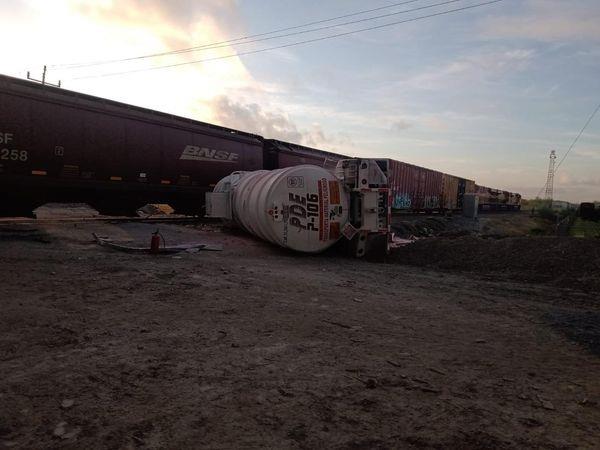 Intenta pipa ganarle el paso al tren, la embiste