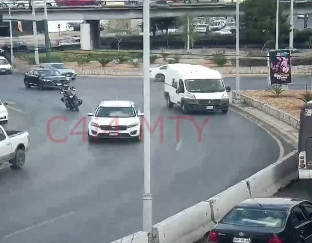 Un hombre que circulaba a bordo de una camioneta con reporte de robo, fue detenido por oficiales de Policía de Monterrey, luego de ser detectado por las cámaras de seguridad del C4i4, en la colonia Residencial Lincoln.