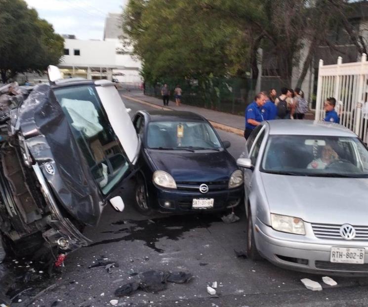 Pierde el control y se vuelca Pierde el control y se vuelca