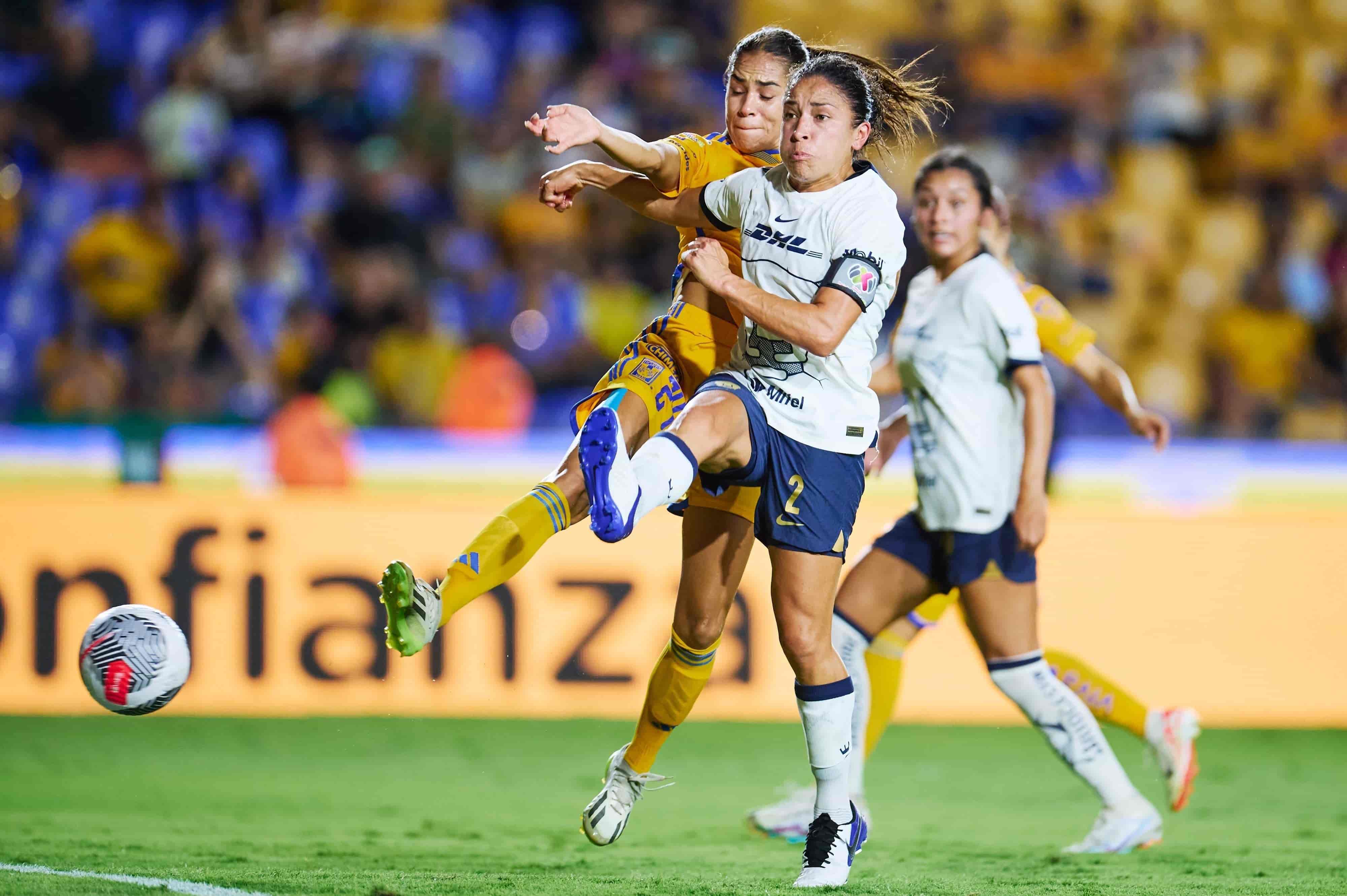 Pumas comete autogol.