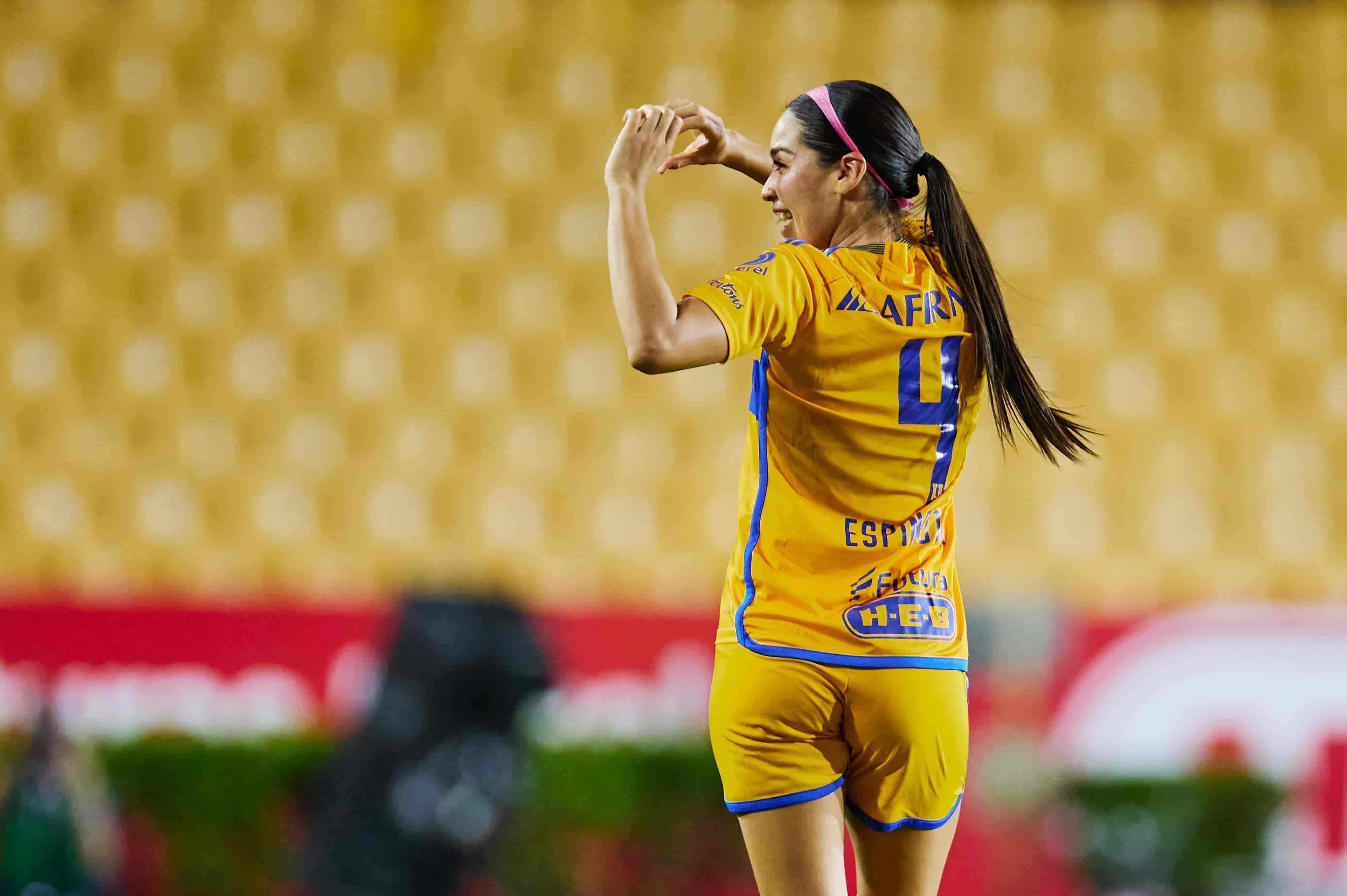Greta Espinoza anota.