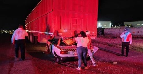 Impacta taxi contra tráiler