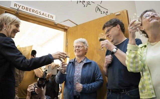 Anne LHuillier, ovacionada por colegas tras ganar Nobel Anne LHuillier, ovacionada por colegas tras ganar Nobel