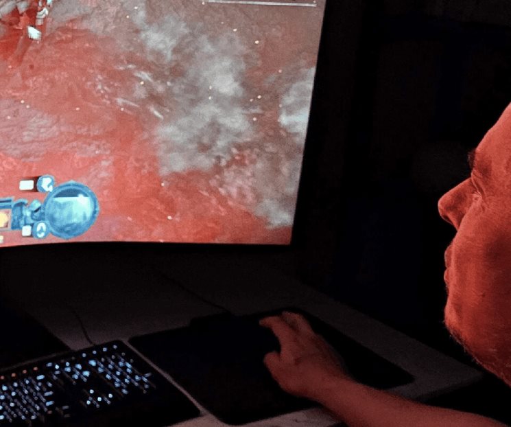 Elon Musk sorprende al emitir un directo jugando desde X