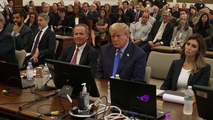 Impone juez a Donald Trump mordaza en juicio por fraude