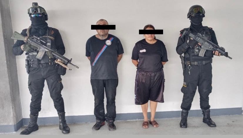 Elementos de Fuerza Civil detuvieron a una pareja en posesión de un arma de fuego y varias dosis de droga, en calles de la colonia Pueblo Nuevo, Apodaca.