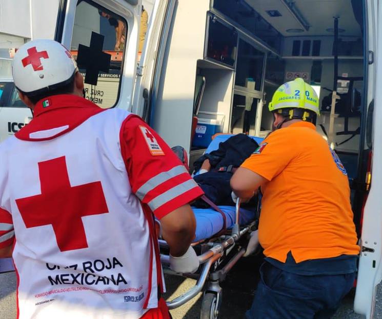 Se electrocuta tras subir a transformador en Santa Catarina