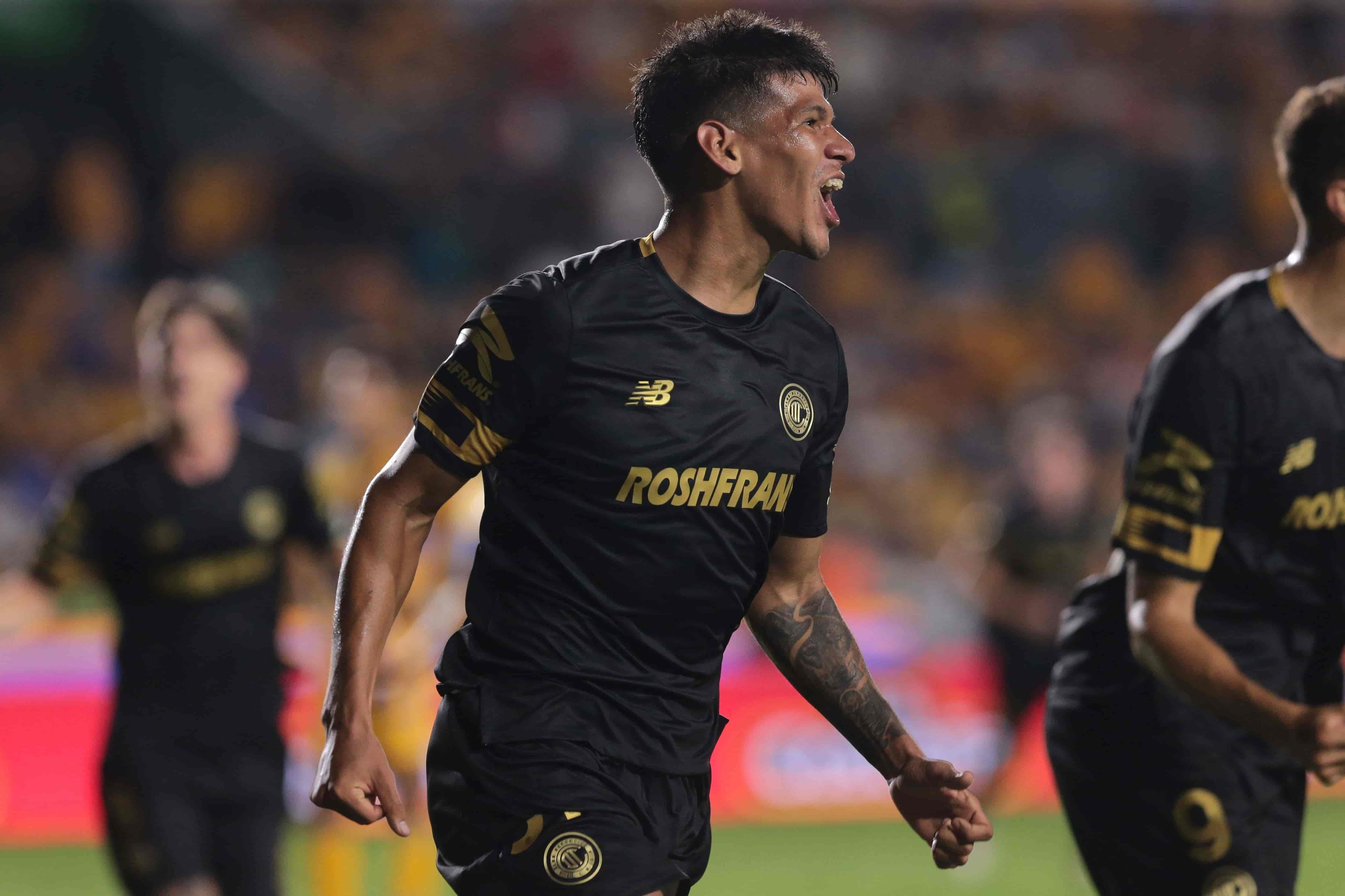 Robert Morales hace el 2-2.