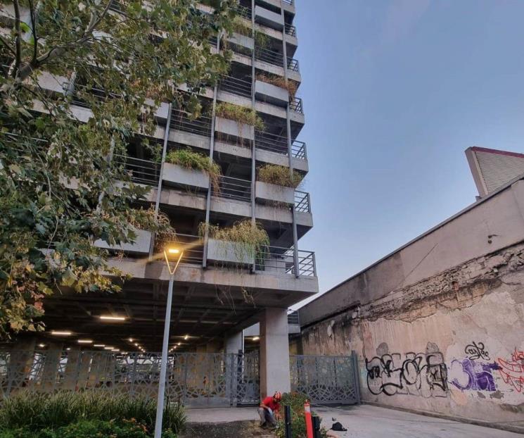 Muere tras caer de sexto piso de un estacionamiento