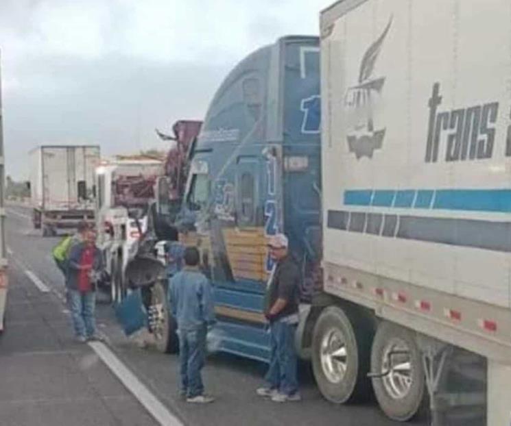 Chocan tráileres en Dr. Arroyo
