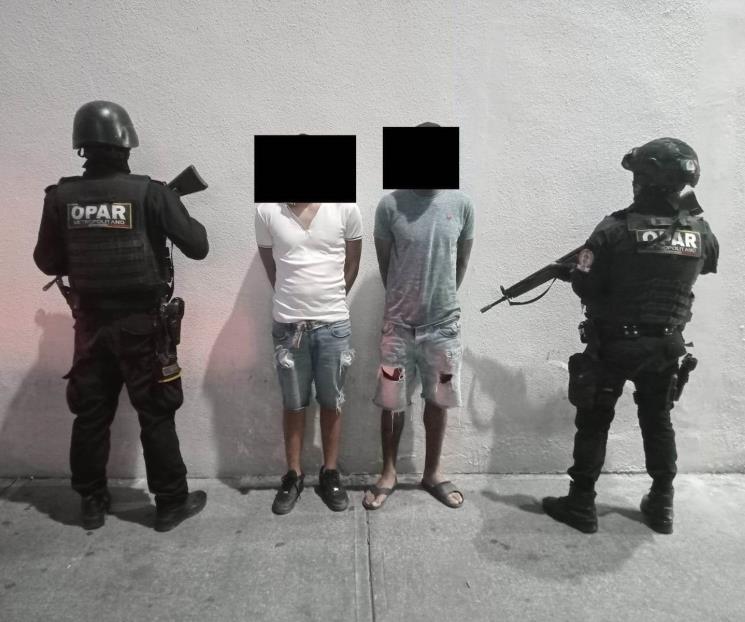 Detienen a balazos a dos hombres