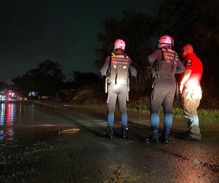 Rescatan a mujer atrapada por el agua