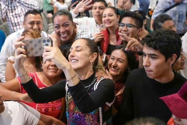 Sheinbaum niega favoritismo en contienda de Morena en CDMX