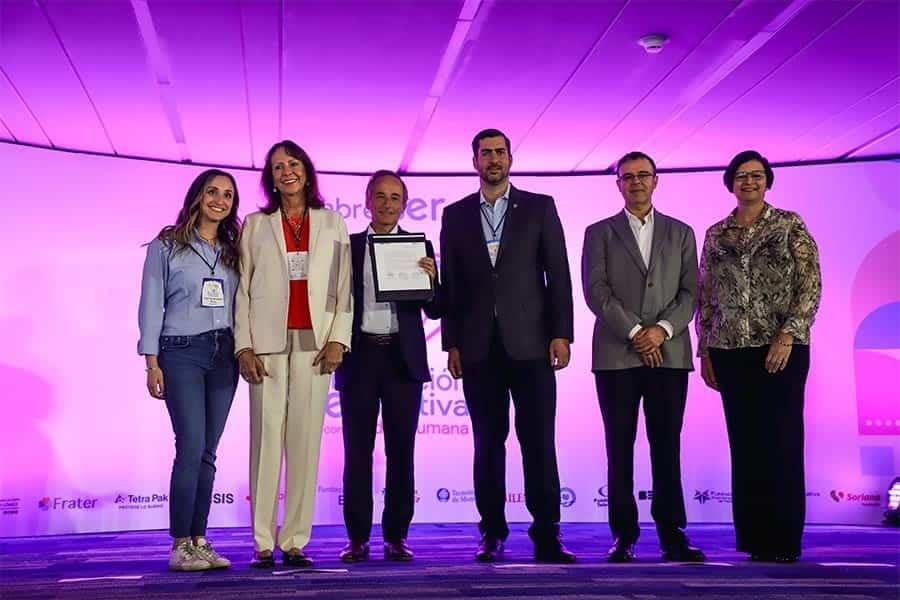 Firman convenio para impulsar escuelas públicas con PrepaNet