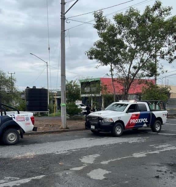 Una intensa movilización policiaca se registró en el municipio de Escobedo, cuando un comando armado, atacó a balazos dos domicilios de la Colonia Alianza Real.