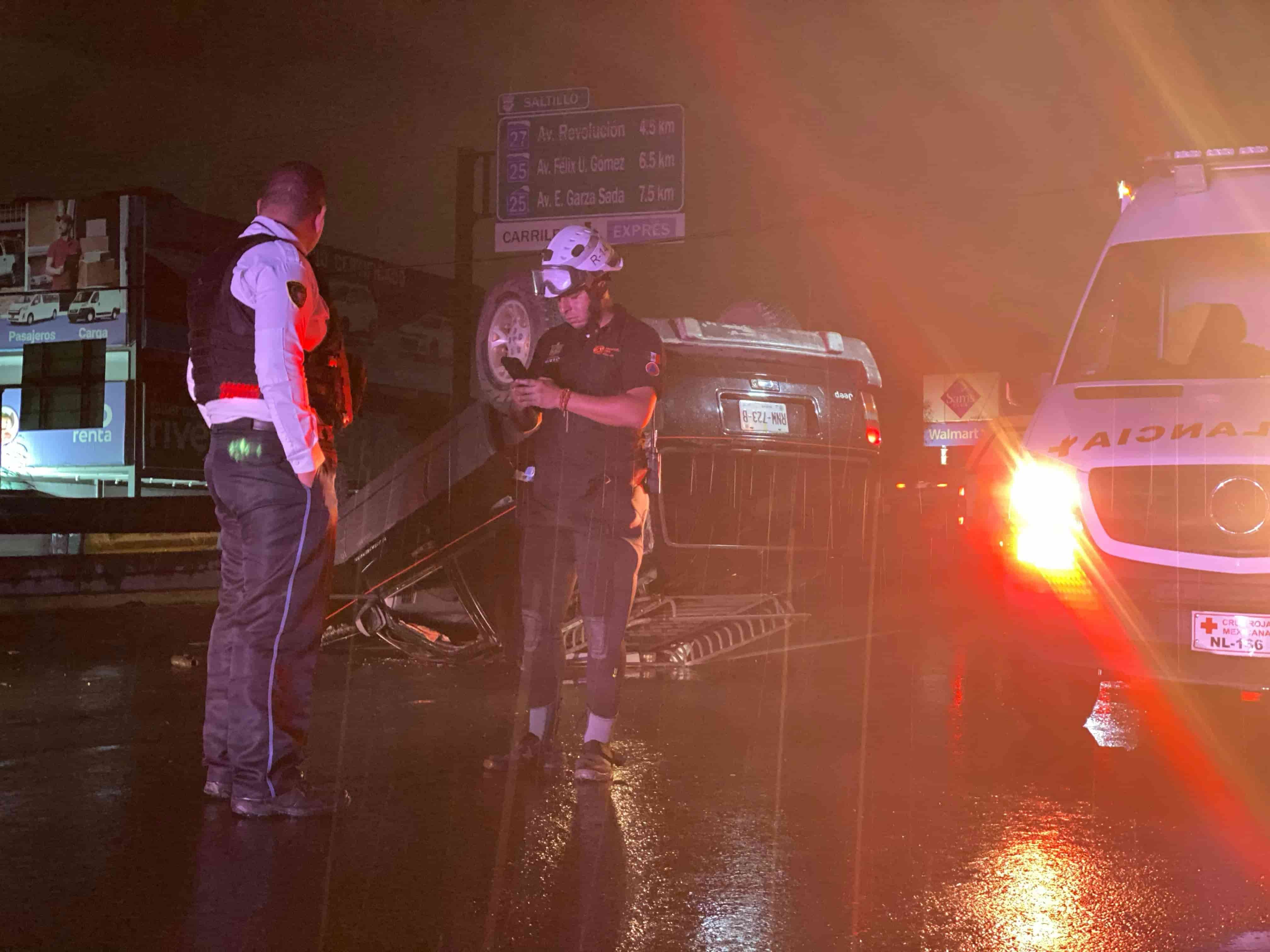 Un lesionado dejó la volcadura de una camioneta en la que viajaban dos mariachis, en la Avenida Miguel Alemán a la altura de Bonifacio Salinas, en la Colonia Torres de Linda Vista, en Ciudad Guadalupe.