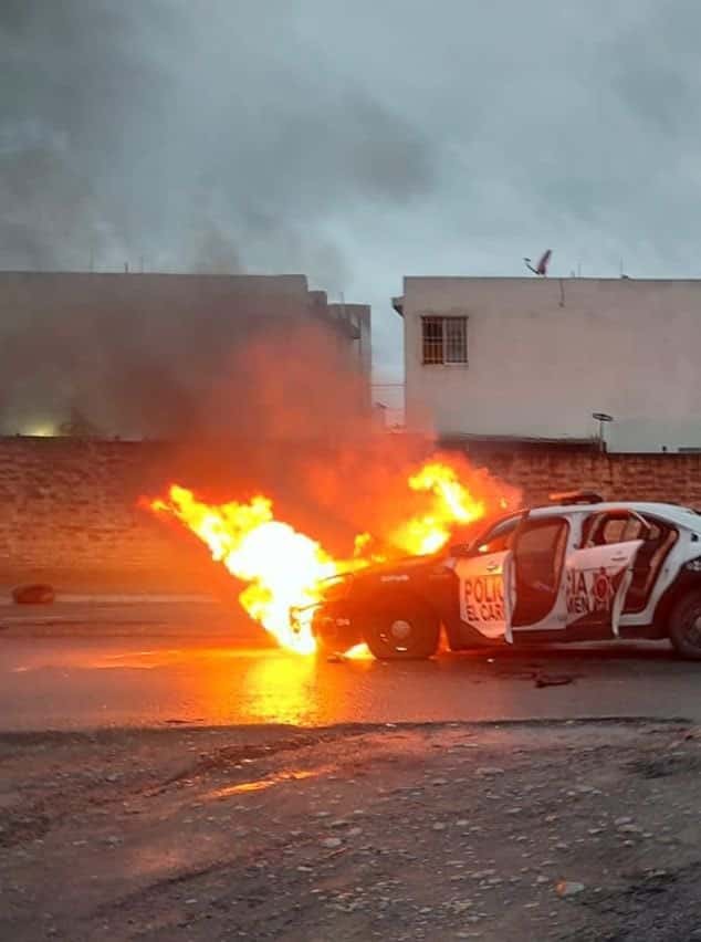 Un policía municipal de El Carmen murió al ser baleado por hombres armados cuando atendía el reporte de un asalto, en los límites de esa localidad con General Escobedo, donde además se incendió su patrulla.