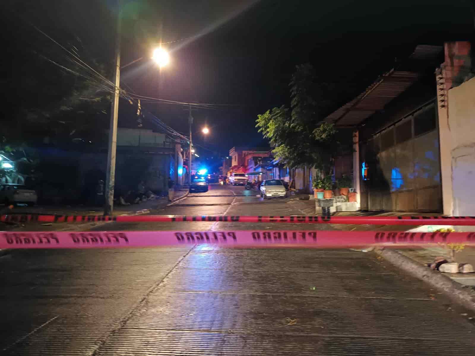 Un motociclista fue acribillado a balazos por delincuentes quienes les dispararon desde un vehículo en marcha, en Santa Catarina.