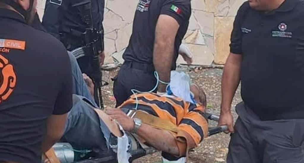 Un trabajador de la construcción se encuentra en estado grave, después de recibir una descarga eléctrica de 13 mil voltios, cuando trabajaba en el segundo piso de una vivienda en construcción en el municipio de Montemorelos.