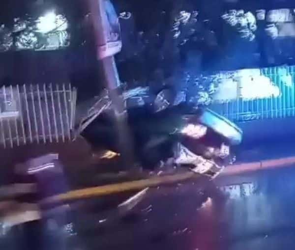 El conductor de un vehículo murió y su acompañante resultó lesionada, tras perder el control de su unidad, estrellarse contra un barandal, un poste y luego terminar volcado, la madrugada de ayer en el municipio de Linares.