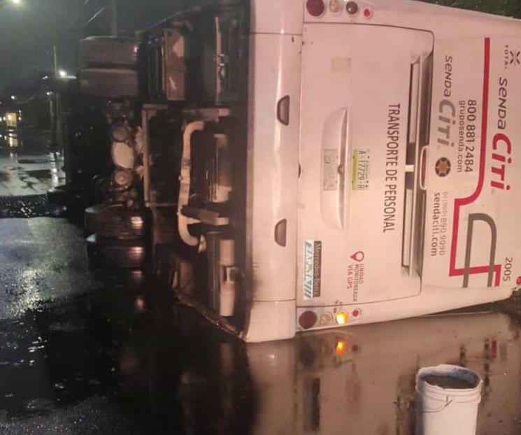 Vuelca unidad de transporte de personal