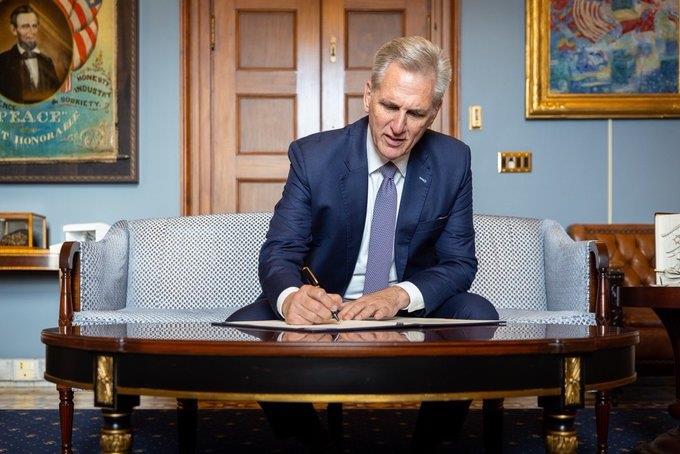 McCarthy considera renunciar al Congreso