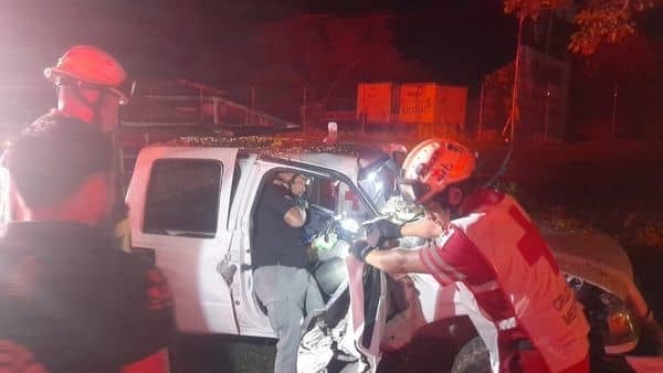 El conductor de una camioneta resultó lesionado y atrapado en su unidad luego de estrellarse contra un árbol, la madrugada de ayer en la Carretera Nacional, municipio de Allende.