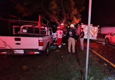 Conductor queda atrapado tras estrellarse contra árbol