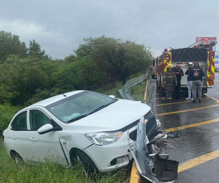 Queda automovilista a punto de caer al Río Santa Catarina