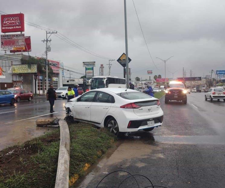 Conductor derriba poste de concreto tras estrellamiento
