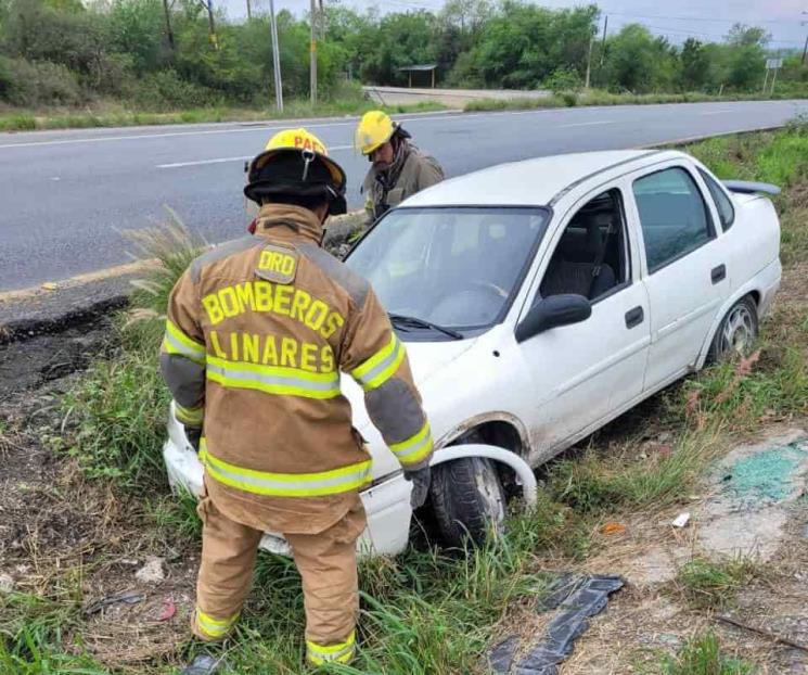 Deja volcadura tres heridos