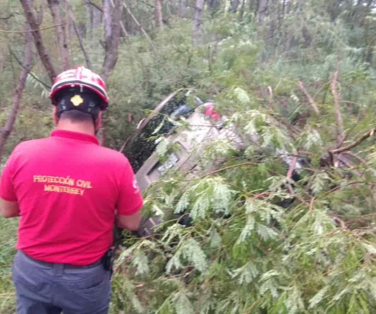 Pierde control del volante y cae al Río Santa Catarina