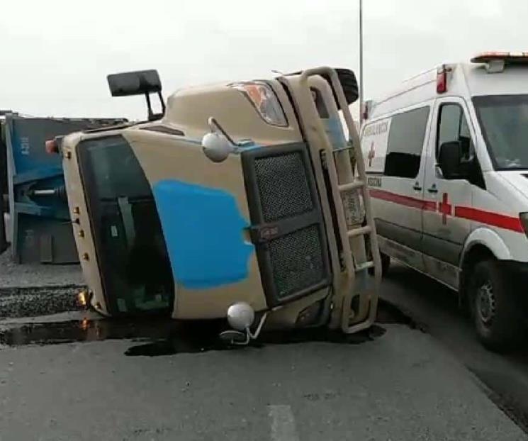 Vuelca tráiler en gaza de Morones Prieto