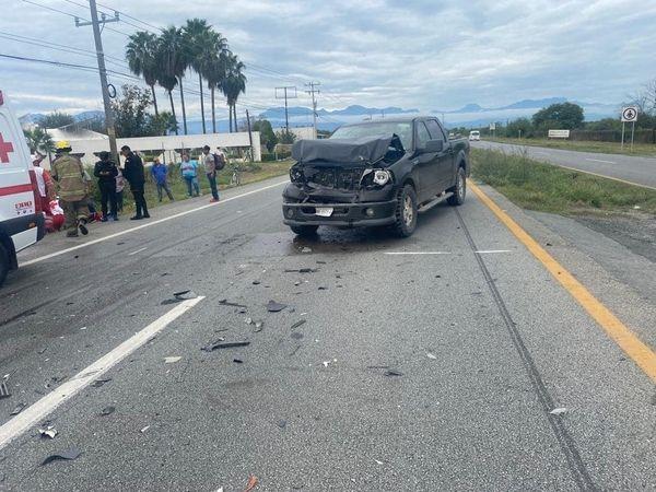 Deja choque entre camionetas 2 heridos en Carretera Nacional