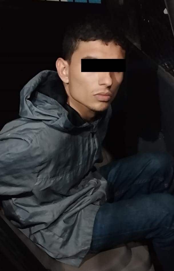 En el momento que empujaban una motocicleta que presuntamente se la habían robado de un domicilio, dos hombres fueron detenidos por oficiales de la Policía de Monterrey, la madrugada de ayer en la Colonia Moderna.