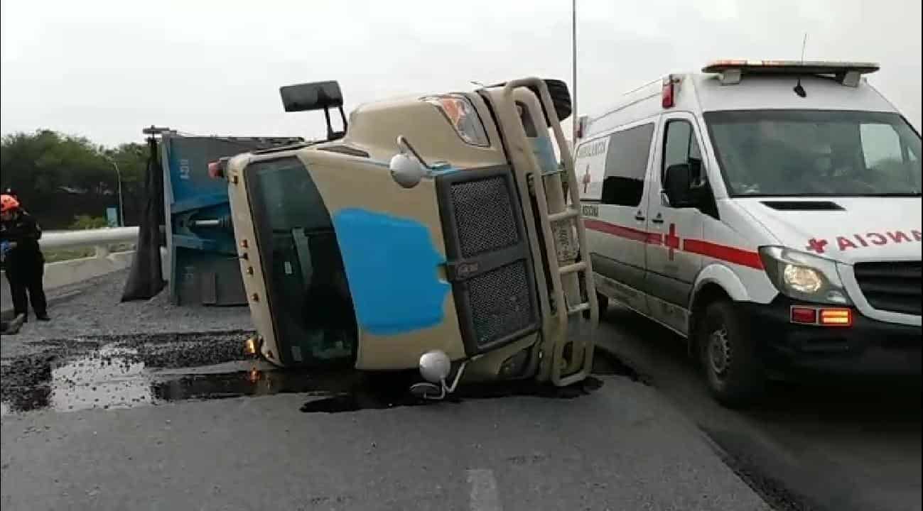 Un camión de carga que llevaba 40 toneladas de grava, se volcó la tarde de ayer en la gaza que conecta Morones Prieto con la Avenida Constitución, en la Colonia Azteca, municipio de Guadalupe.