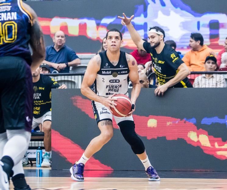 Barre Fuerza Regia a los Halcones