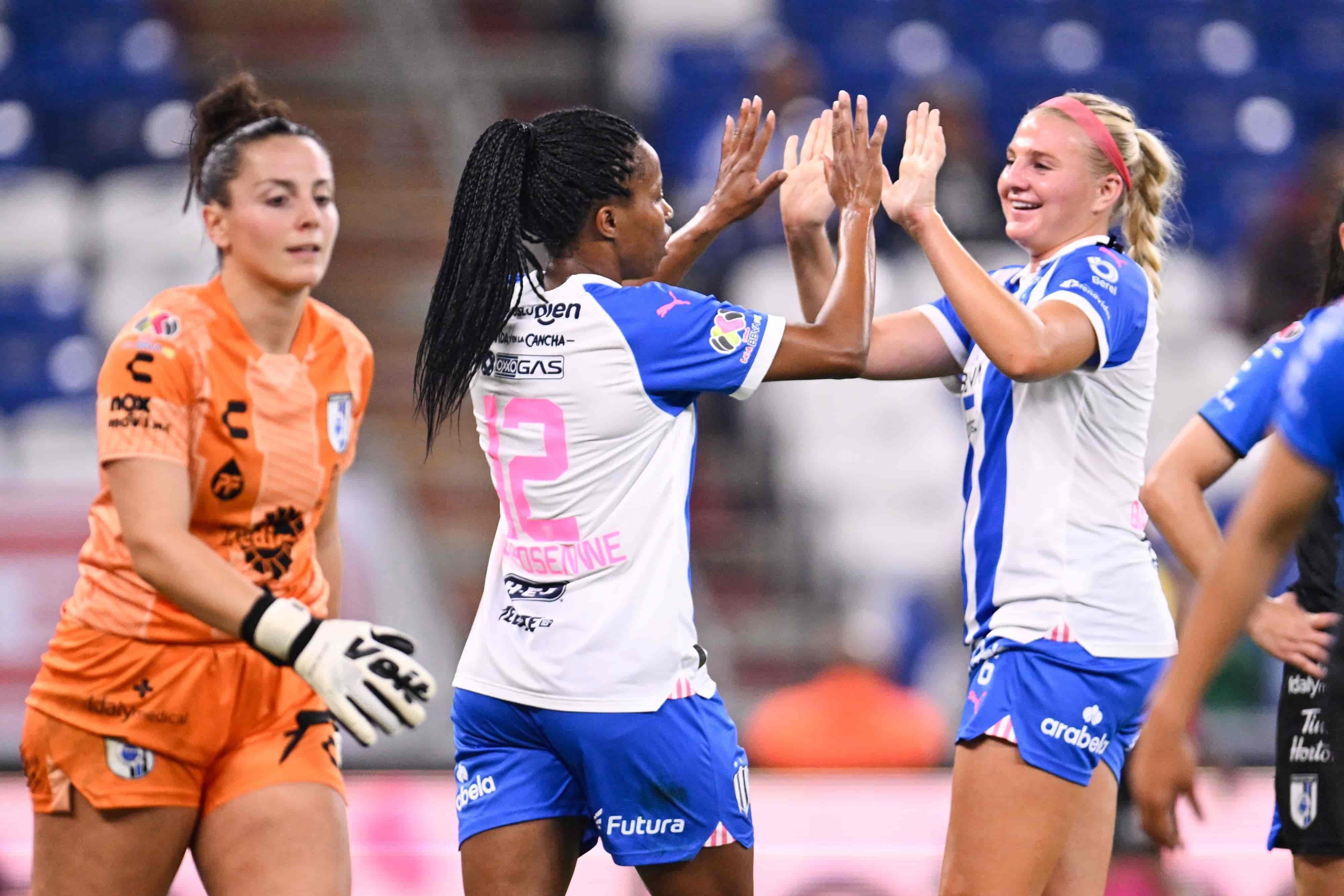 Jermaine Seopowenwe anota gol.