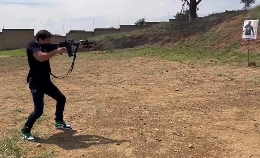 Eduardo Verástegui cambia los abrazos por sus balazos Eduardo Verástegui cambia los abrazos por sus balazos