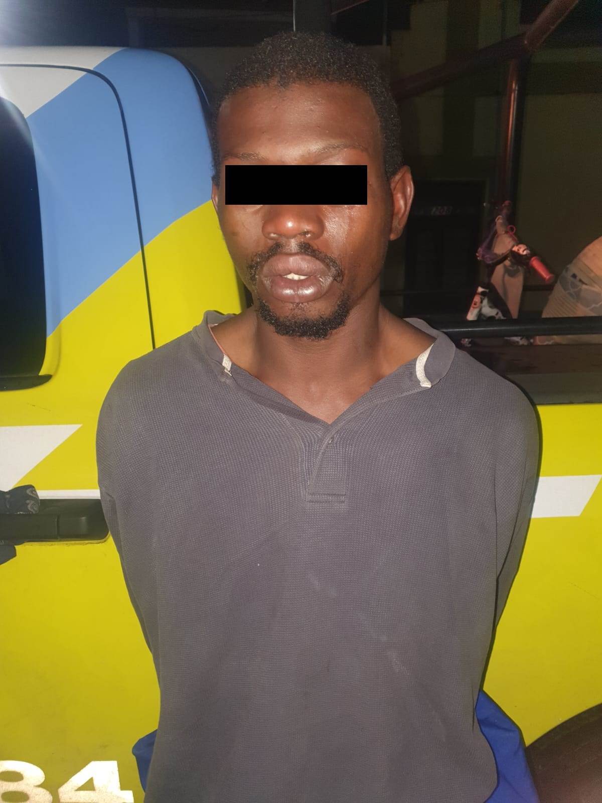 Un hombre originario de Haití fue detenido por oficiales de la Policía de Monterrey, luego de presuntamente amenazar a una mujer con matarla tras tirarle la basura que tenía en un bote, en la Colonia Treviño.