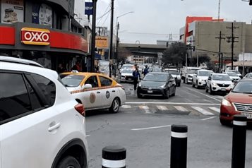 Ocasiona caos cierre de cruce bajo el Arco de Independencia