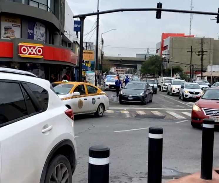 Ocasiona caos cierre de cruce bajo el Arco de Independencia