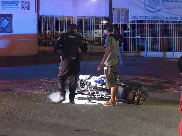 El conductor de una motocicleta resultó lesionado luego de ser chocado por un vehículo, en la Colonia Provileón, en Linares.