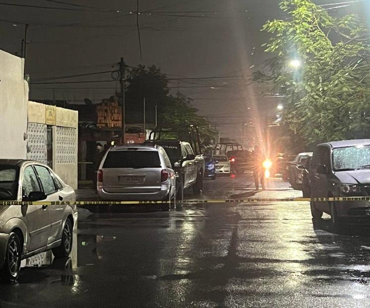 Asesinan a mujer desde camioneta