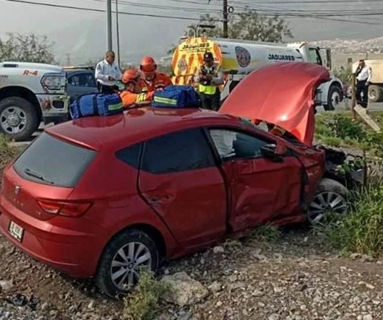 Se atraviesa al tren y lo impacta en Santa Catarina