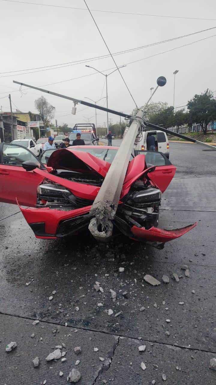 Estrella auto contra poste de concreto