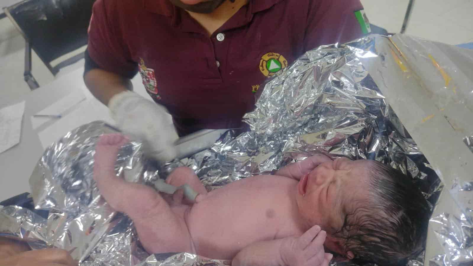 Elementos de Protección Civil de Escobedo atendieron el parto de una embarazada en una de sus ambulancias que trasladaba a la mujer a un hospital, la madrugada de ayer en la Colonia Celestino Gasca.