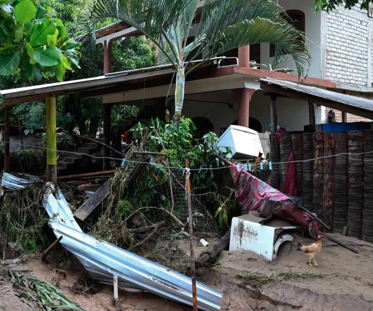 Van cinco muertos por paso de Lidia y Max en México