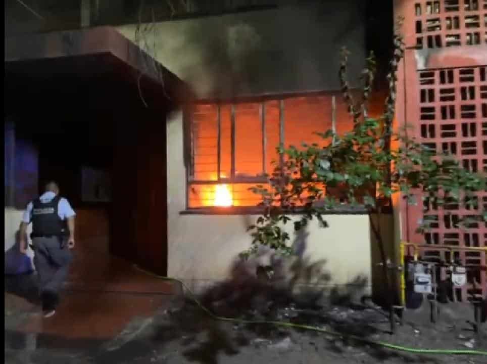 El incendio de un departamento de los Condominios Constitución, movilizó esta madrugada a elementos de Bomberos de Nuevo León y Protección Civil del Estado y Monterrey, la madrugada de ayer en el centro de la ciudad.
