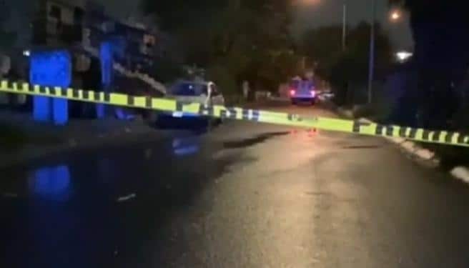 Una pareja ejecutada y otra persona lesionada, dejó un ataque a un domicilio al que ingresaron hombres armados tras derribar la puerta principal, ayer en el municipio de Benito Juárez, donde se encontraron más de 20 casquillos de arma larga y corta.